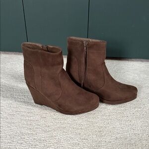 Chic Brown Suede Wedge Boots